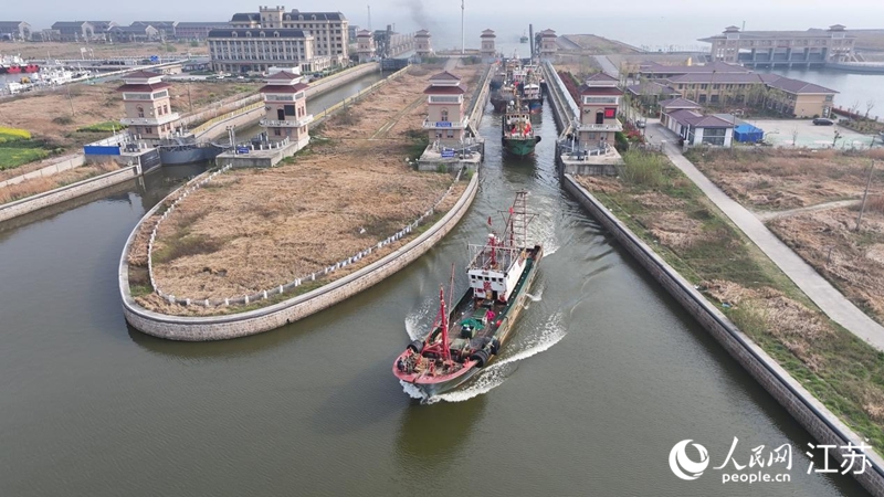 接鲜船驶过南通启东吕四渔港船闸。人民网记者 余乐摄